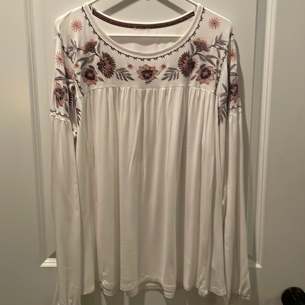Women’s white & embroidered long sleeve stretchy shirt